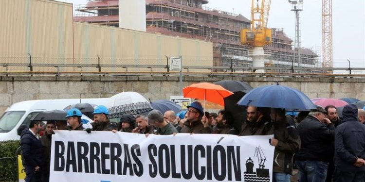 Los trabajadores de Barreras se manifiestan para exigir una solución para el astillero