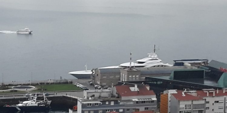 Vigo da cobijo al megayate del hermano del emir de Abu Dhabi