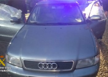 Interceptado en la AP-9 un coche que circulaba con plásticos opacos en las ventanillas delanteras