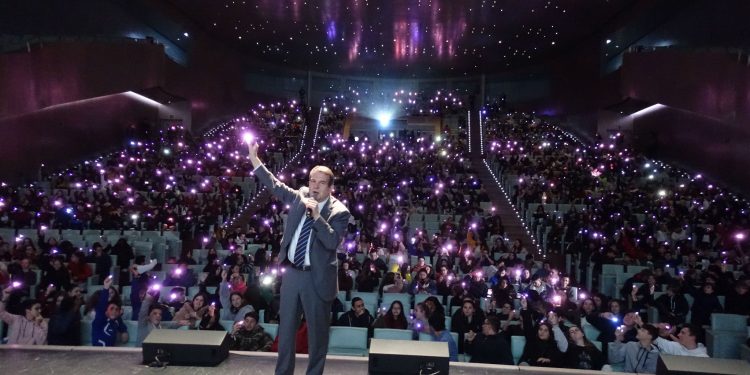 Máis de 1.400 estudantes ‘enlazan’ Vigo contra a violencia de xénero