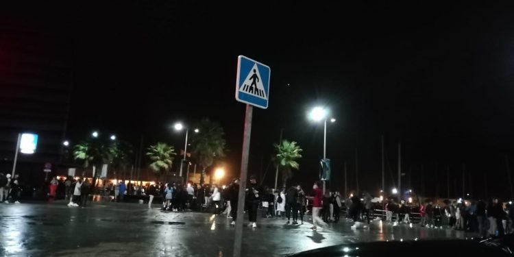 Rescatados dos jóvenes del mar en el Náutico de Vigo durante el macrobotellón de Samaín