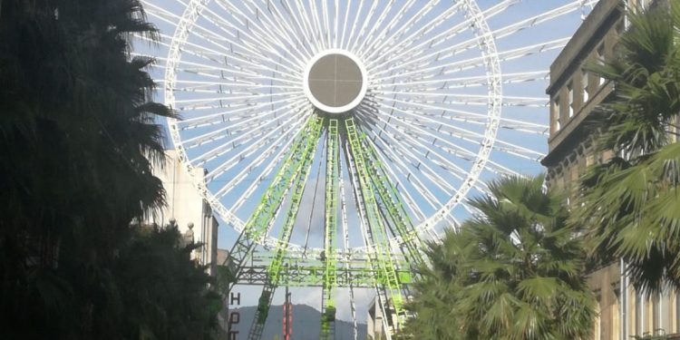 La noria de Navidad ya se eleva a 62 metros de altura en el centro de Vigo