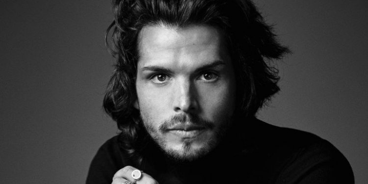 Fredi Leis trae su ‘Gira Neón’ a Vigo tras el encendido navideño