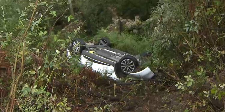Buscan al dueño de un coche que apareció volcado en un monte de Vigo
