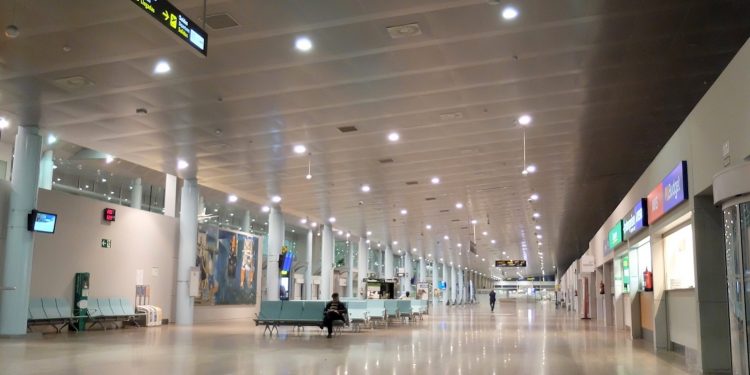 Nuevo descalabro de Peinador: el tráfico de pasajeros cayó un 17% en octubre