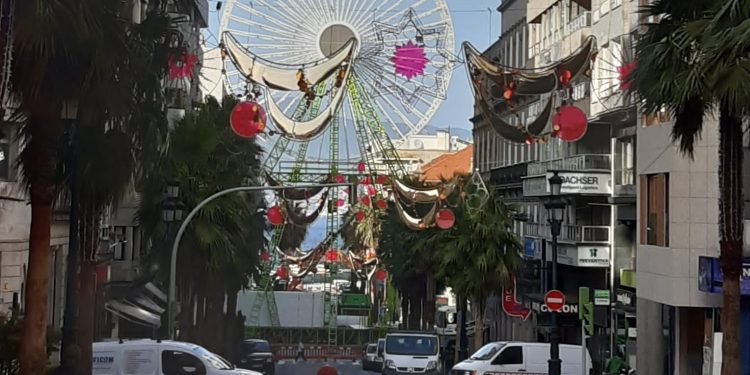 La noria de Vigo empieza a exhibir su envergadura y el árbol de Navidad ya está listo