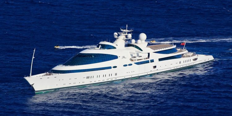 El ‘Maryah’ tiene compañía: atraca en Vigo uno de los megayates más largos del mundo