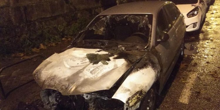 Un incendio calcina un coche aparcado en la calle en Vigo