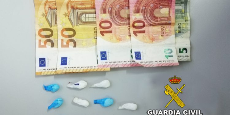 Investigan a un hombre localizado en un bar de Mos con cocaína oculta en una zapatilla