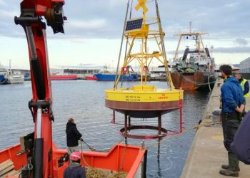 El Cetmar repara la boya meteorológica de Cíes averiada por un abordaje
