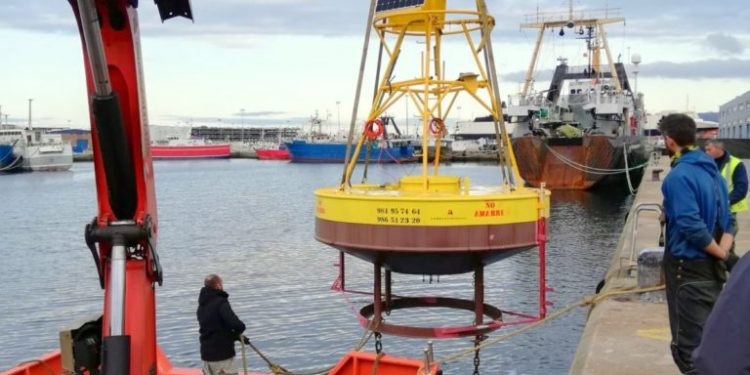 El Cetmar repara la boya meteorológica de Cíes averiada por un abordaje