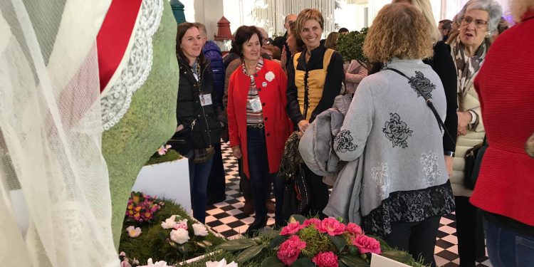 Vigo acolle a mostra «Camelia e traxe galego, unha parella perfecta»
