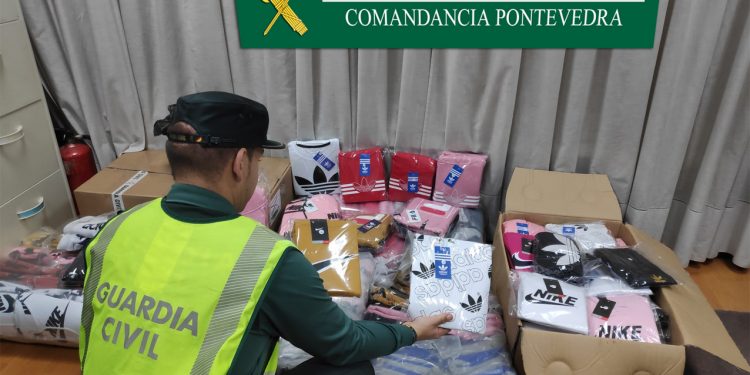 La Guardia Civil se incauta de una partida de ropa falsificada en el peaje de Vilaboa
