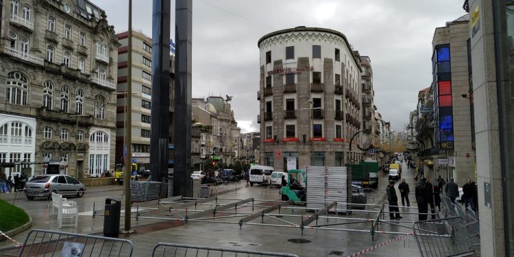 Arranca la instalación del árbol de Navidad en la Porta do Sol