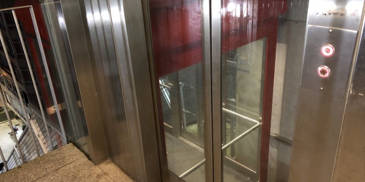 Un ascensor de vergüenza