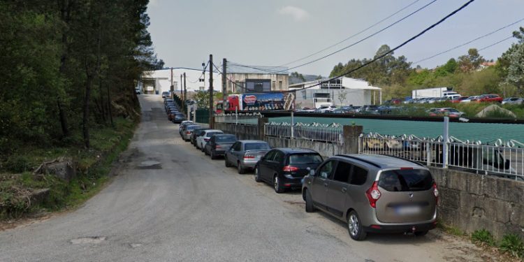 Trasladado al Álvaro Cunqueiro un joven tras caer de un alto en una nave de Mos