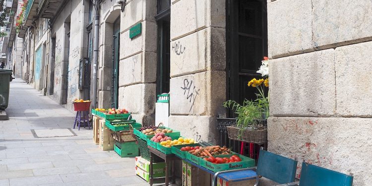 Vigo iniciará una recogida de residuos reciclables puerta a puerta en fruterías