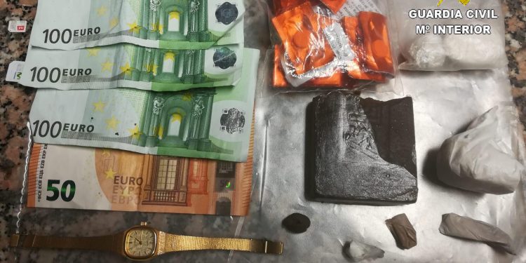 Interceptado en Porriño bajo los efectos de cinco sustancias diferentes y con drogas para trapichear