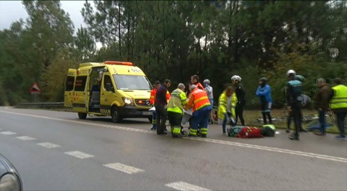 Un ciclista de Vigo, herido muy grave al chocar contra un tronco en medio de la calzada