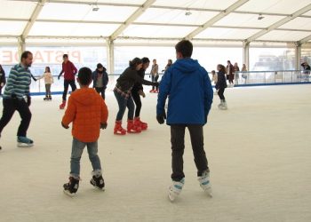 Gadis regala invitaciones para patinar en la pista de hielo de Samil