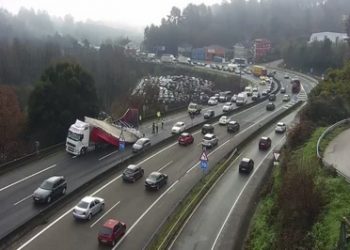 Colas de cinco kilómetros en la A55 tras perder su carga un camión de cervezas