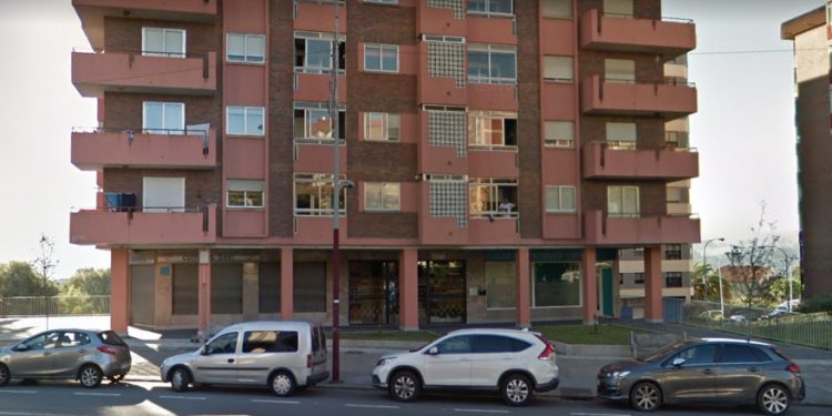 Evacuadas dos personas al Álvaro Cunqueiro tras sufrir un incendio en su piso
