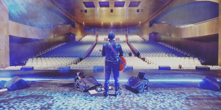 La «Revolución» de Coque Malla pone patas arriba el Auditorio Mar de Vigo