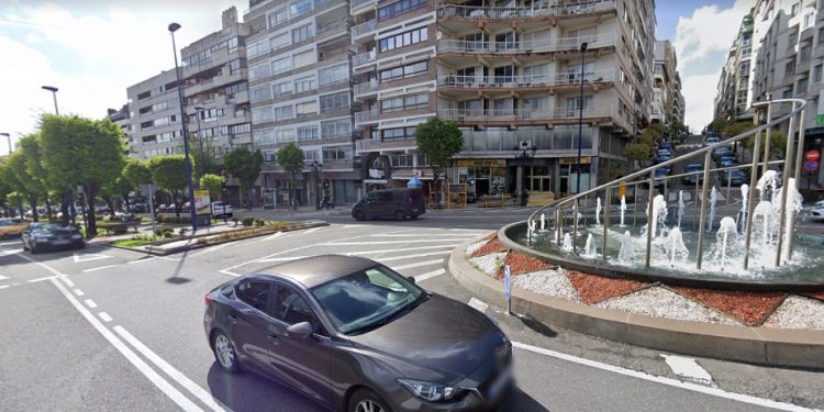 Liberan al conductor de un coche que colisionó contra un autobús en la Gran Vía