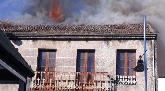 Una mujer herida con quemaduras en un incendio en Moaña