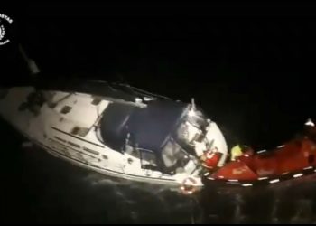 Rescatados tres tripulantes de un velero que embarrancó en A Illa