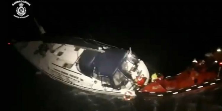 Rescatados tres tripulantes de un velero que embarrancó en A Illa