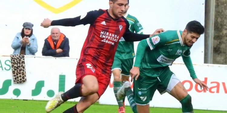 El árbitro y la crueldad se ceban en la Copa del Rey con un Coruxo valiente