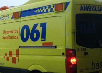 Dos personas rescatadas del interior de una furgoneta tras volcar en Tomiño