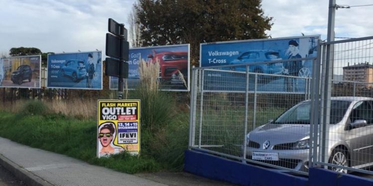 Los comerciantes de Vigo protestan contra la feria ‘outlet’ que se anuncia sin permiso por toda la ciudad