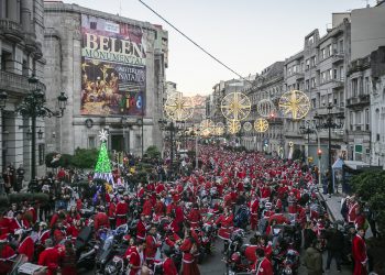 Miles de moteros tiñen de rojo y blanco las calles de Vigo