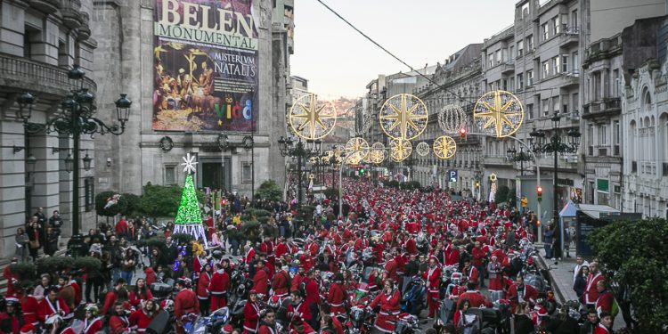 Miles de moteros tiñen de rojo y blanco las calles de Vigo