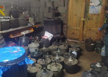 La Guardia Civil inmoviliza varias partidas de aguardiente de elaboración artesanal