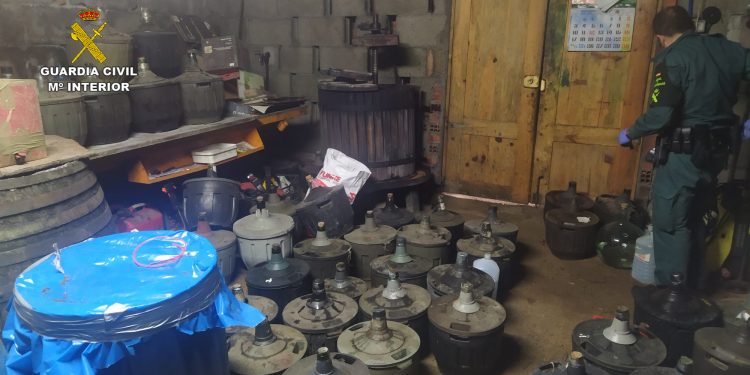 La Guardia Civil inmoviliza varias partidas de aguardiente de elaboración artesanal