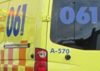 Los bomberos liberan al ocupante de un coche que se salió de la vía en Vigo