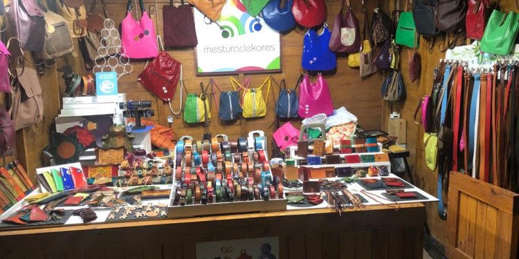 Camisetas, bolsos hechos a mano, complementos, joyas en plata o cerámica pintada a mano son algunos de los artículos que se ofrecen. / Fotos: CCA