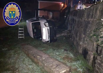 Cae con su furgoneta a una finca privada tras chocar contra otro vehículo en Redondela