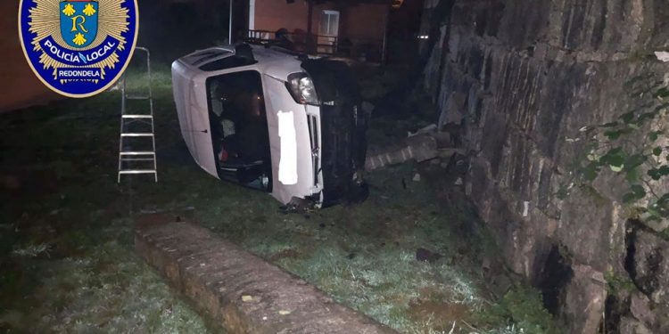 Cae con su furgoneta a una finca privada tras chocar contra otro vehículo en Redondela