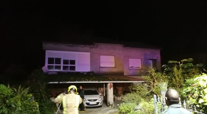 Un incendio en Moaña causa importantes daños en una vivienda unifamiliar