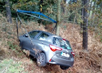 Evacuada una conductora tras sufrir un mareo y chocar con un árbol en A Lomba