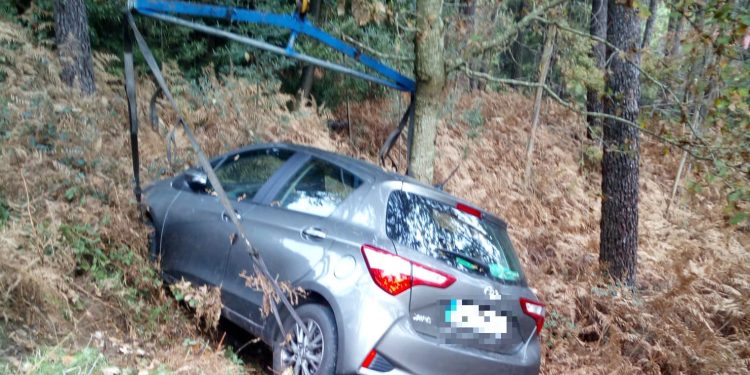 Evacuada una conductora tras sufrir un mareo y chocar con un árbol en A Lomba