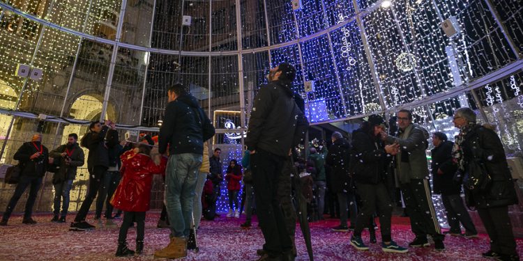 La Navidad deja en Vigo un puente con 700.000 visitas al árbol, hoteles llenos, colas y restaurantes «sin pan»