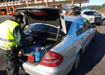 Intervienen en Porriño un transporte ilegal de merluza y un lote de puros de contrabando