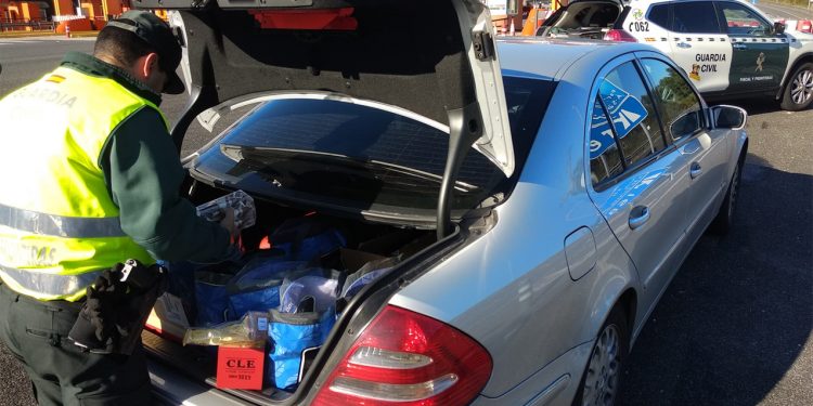 Intervienen en Porriño un transporte ilegal de merluza y un lote de puros de contrabando