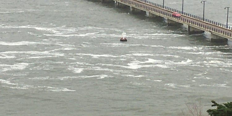 La Ría de Vigo se queda sin la boya de canal de Canido: así pasó bajo el puente de Toralla