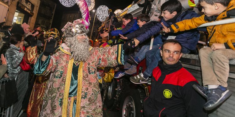 Los Reyes Magos recorren Vigo acompañados por 200.000 personas